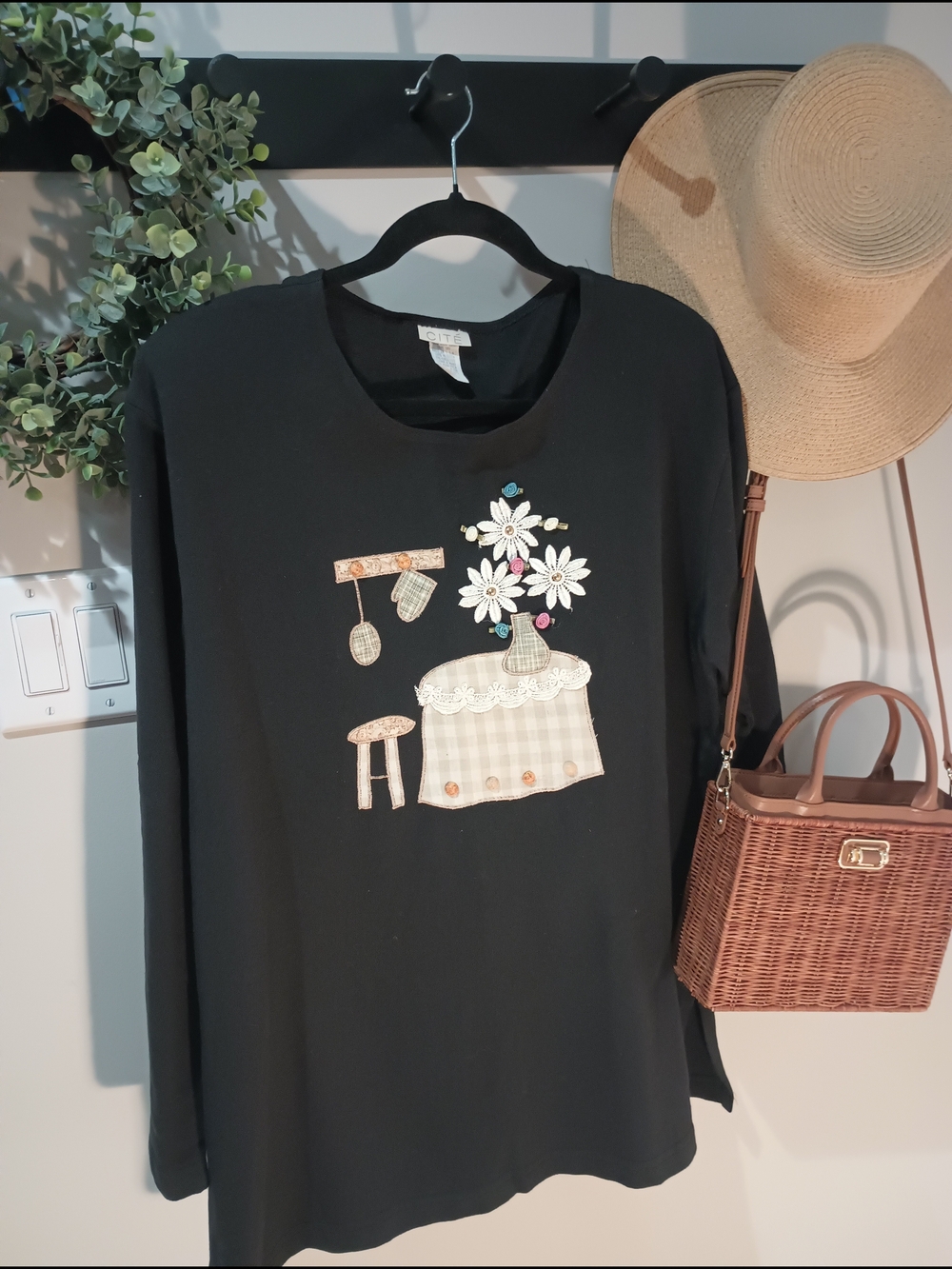 Women's Black Floral Appliqued Tunic Size L
